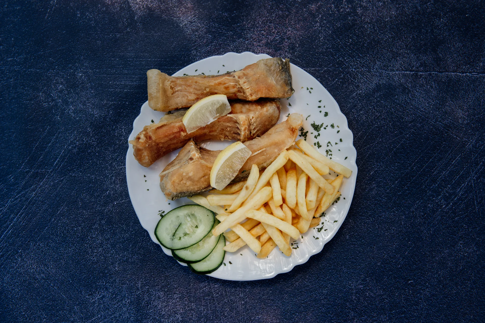 Riblji specijalitet na tanjiru — Čarda kod Antuša