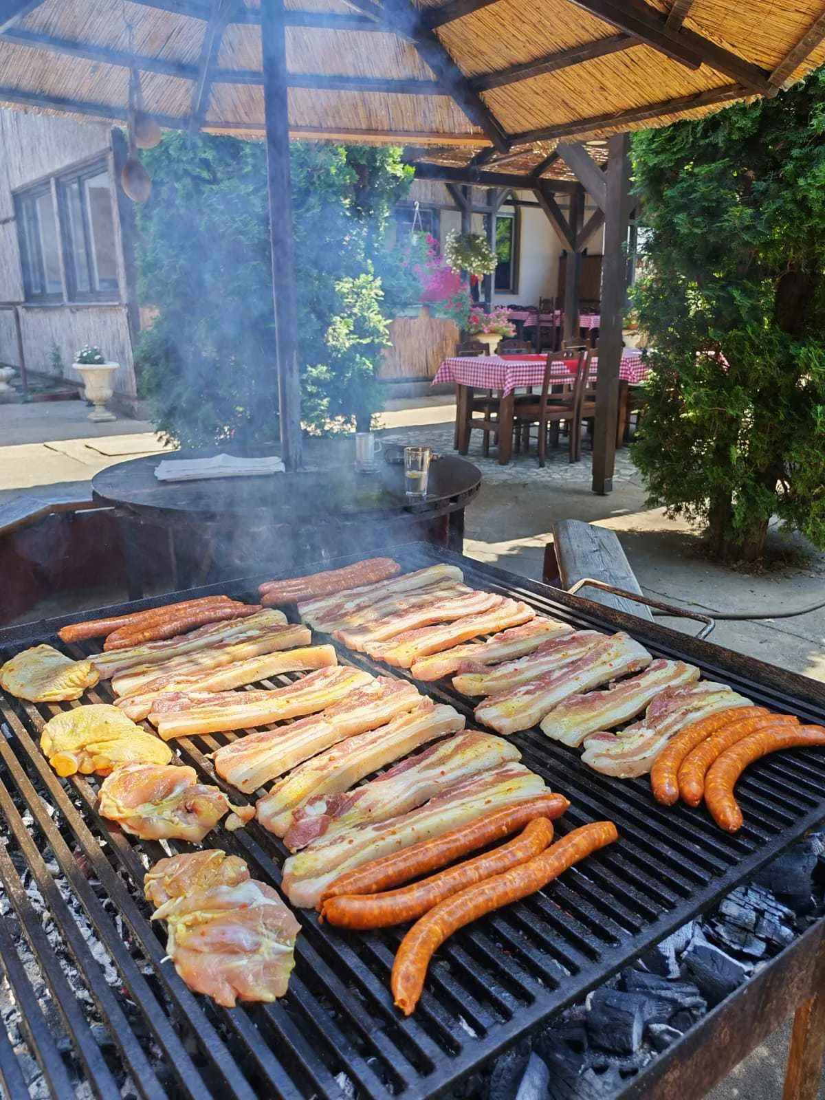 Roštilj na ćumuru u bašti čarde pod trskom